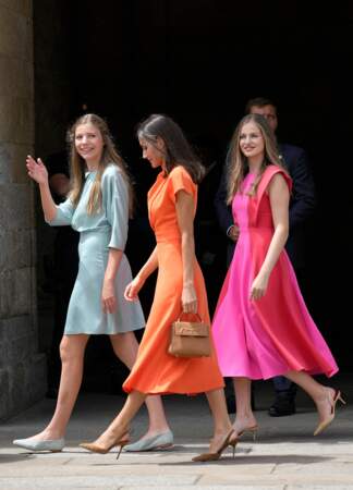 La reine Letizia d'Espagne et ses filles Leonor et Sofía choisissent des tenues flashy pour la cérémonie de l'offrande nationale à Saint-Jacques-de-Compostelle, le 25 juillet 2022. 