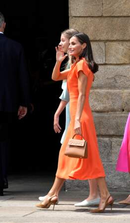 La reine Letizia d'Espagne tient à ses mains son mini-sac Carolina Herrera - Mini 
Doma Insignia à 1 163,30 € !  