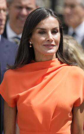  La reine Letizia d'Espagne opte pour une longue robe orange Vogana à 259€, le 25 juillet 2022. 