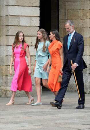 Rose, bleue et orange... la reine Letizia d'Espagne et ses filles  Leonor et Sofía s'habillent en tenues colorées, le 25 juillet 2022. 