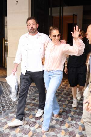 Jennifer Lopez en chemise à col lavallière Dolce Gabbana et lunettes de soleil Chloé, le 25 juillet 2022.