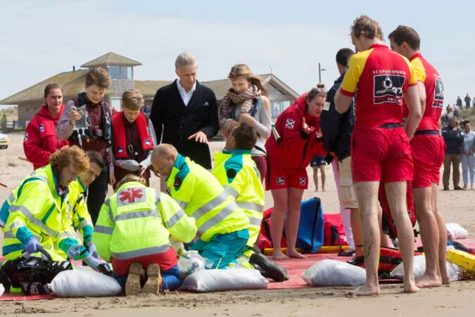 Le roi Philippe de Belgique, la reine Mathilde de Belgique et leurs enfants assistant à une démonstration des services de sauvetage sur la plage de Middelkerke, le 1er juillet 2017