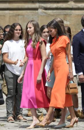 Leonor d'Espagne et sa mère la reine Letizia sont chics et élégantes à souhait en robe longue, le 25 juillet 2022. 