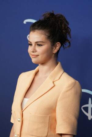 Le chignon coiffé-décoiffé de Selena Gomez : ici l'effet flou est concentré à l'arrière de la tête, au niveau du bun. 