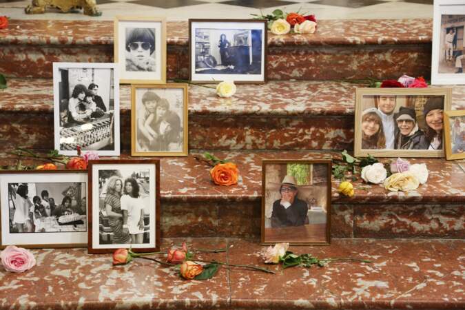 Devant le cercueil de Dani avaient été disposées des roses et des photos de la chanteuse à diverses époques de sa vie