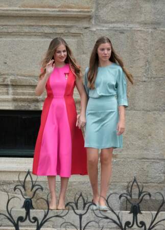 Leonor et Sofía d'Espagne portent des robes made in Espagne, le 25 juillet 2022. 