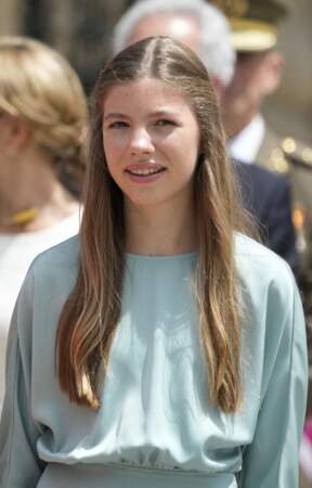 Sofia d'Espagne choisit une robe bleue turquoise à manches longues à la cérémonie de l'offrande nationale à Saint-Jacques-de-Compostelle, le 25 juillet 2022. 