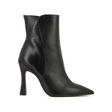 Boots à talons hauts et coutures apparentes en cuir noir, Jonak, 185€