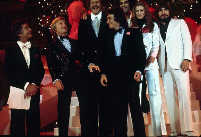 Pour monter sur scène aux côtés de Michel Sardou, Enrico Macias, Sheila et Serge Lama, Claude François a brillé de mille feux dans un costume à paillettes noir.