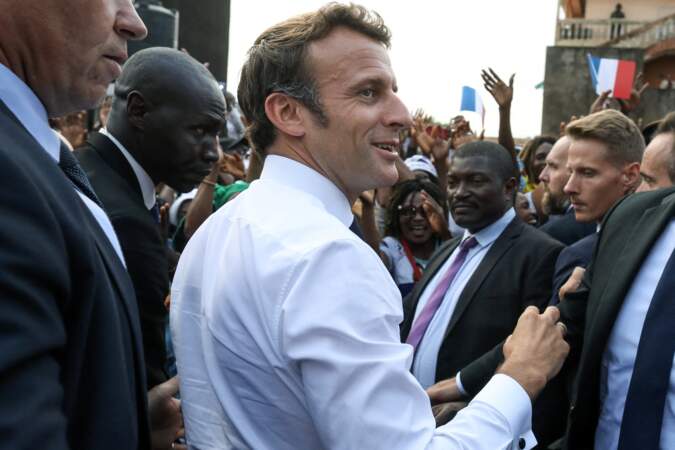 Tout en décontraction, Emmanuel Macron a rencontré Yannick Noah dans son village au Cameroun, le 26 juillet. 