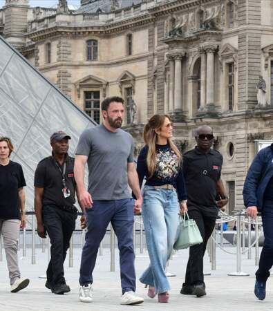 Jennifer Lopez dans un jean taille haute large et un sac croco Birkin signé Hermes à Paris, le 26 juillet 2022. 