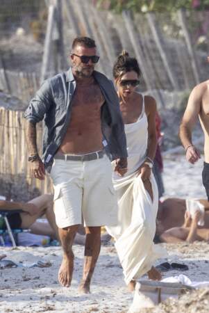 David Beckham et sa femme Victoria avec un sac Goyard noir à St-Tropez, le 23 juillet 2022