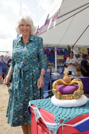 Le femme du prince Charles, Camilla Parker-Bowles, duchesse de Cornouailles, visitant les stands du Sandringham Flower Show (Royaume-Uni), le 27 juillet 2022