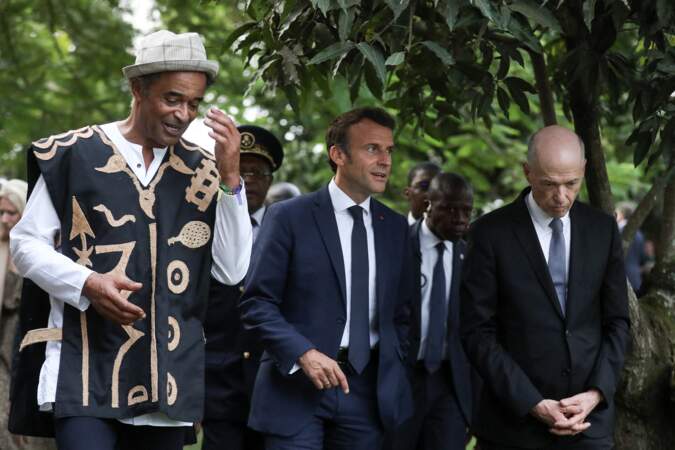 Emmanuel Macron rencontre Yannick Noah  au village Noah, au Cameroun, le 26 juillet 2022. Le président s'y est rendu dans le cadre d'une tournée africaine de trois jours au Cameroun, au Bénin et en Guinée-Bissau.