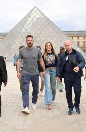 Jennifer Lopez avec son sac Bikin de coloris vert d'eau devant la pyramide du Louvres à Paris, le 26 juillet 2022. 