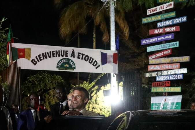 Dans sa voiture, Emmanuel Macron a salué la foule camerounaise, dans la soirée du 26 juillet.