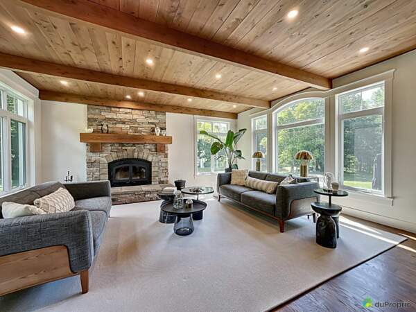 Pour 3 millions de dollars, Lara Favian vend sa demeure avec "une partie des meubles"