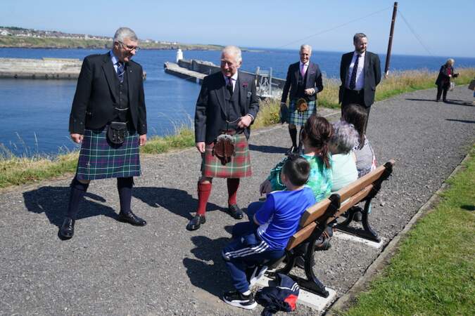 Le duc d'Édimbourg discute avec les populations locales.
