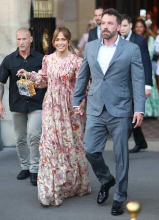 Jennifer Lopez a opté pour une robe à fleurs Gucci pour son dîner avec Ben Affleck, ce 23 juillet