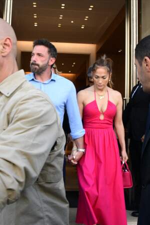 Ben Affleck et sa femme Jennifer Lopez ont déjeuné au restaurant "Loulou" avec leurs enfants respectifs Seraphina, Violet, Maximilian et Emme ce 24 juillet.