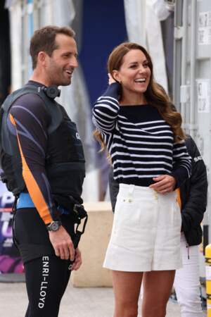 Kate Middleton, très souriante, aux côtés d'un des membres de l'équipage britannique, en amont du Grand Prix de voile, à Plymouth, le 31 juillet 