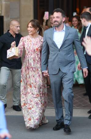 Ben Affleck et Jennifer Lopez, très élégants pour aller dîner au restaurant "Cheval Blanc", lors de leur lune de miel, ce 23 juillet à Paris