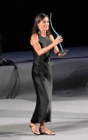Letizia d'Espagne en robe longue fluide noire pour remettre un prix d'honneur à Isabelle Huppert lors du festival du film "Atlantida Mallorca 2022" à Palma de Majorque, le 31 juillet 2022.