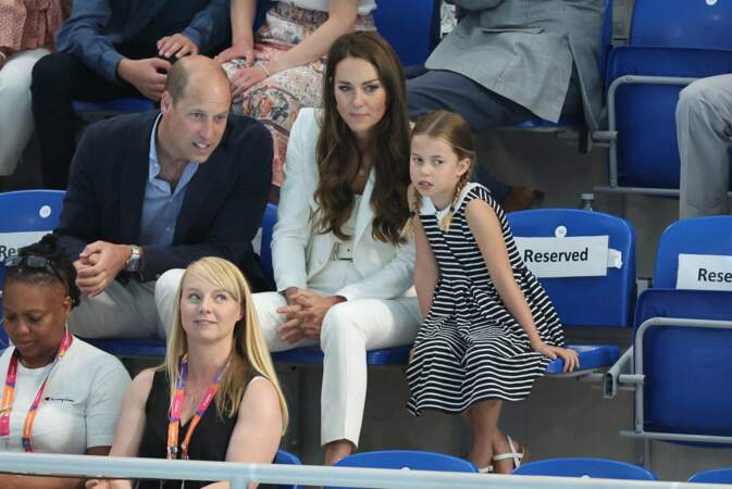 Alors que se déroule une épreuve de natation, Kate Middleton et son mari le prince William – aux côtés de leur fille, la princesse Charlotte – encouragent les nageurs lors des XXIIe Jeux du Commonwealth, ce mardi 2 août 2022. 