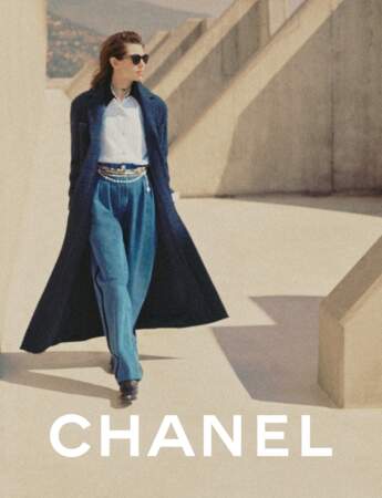 Charlotte Casiraghi égérie Chanel pose pour la campagne automne hiver 2022.