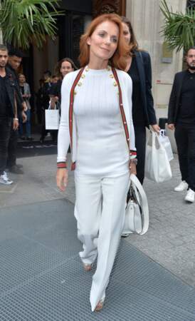 Geri Halliwell se balade dans les rues de Paris lors de la Fashion Week, le 28 septembre 2019, en total look blanc.