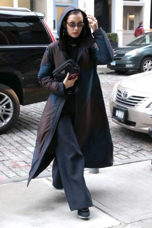 Bella Hadid, en manteau vintage Issey Miyake Automne/Hiver 2012, aperçue dans les rues de New York, le 28 janvier 2018.