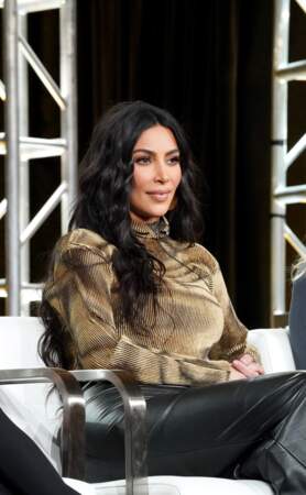 Kim Kardashian, en top plissé doré Issey Miyake, lors d'une conférence de presse pour son émission "Kim Kardashian West: The Justice Project", le 18 janvier 2020.