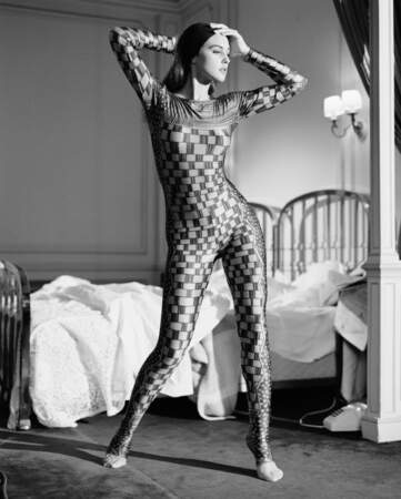 L'actrice italienne Monica Bellucci, vêtue d'une combinaison moulante Issey Miyake, lors d'un shooting à Paris en 1990.