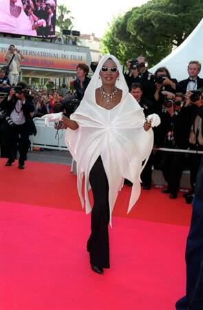 Grace Jones, flamboyante en tenue Issey Miyake, sur le tapis rouge du festival de Cannes, en 2001.