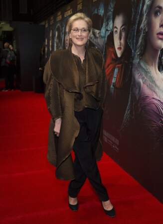 Meryl Streep, en manteau enveloppant cuivré Issey Miyake, issu de la collection Automne/Hiver 2014, à la première du film "Into the Woods" au cinéma Mayfair Curson à Londres, le 7 janvier 2015.