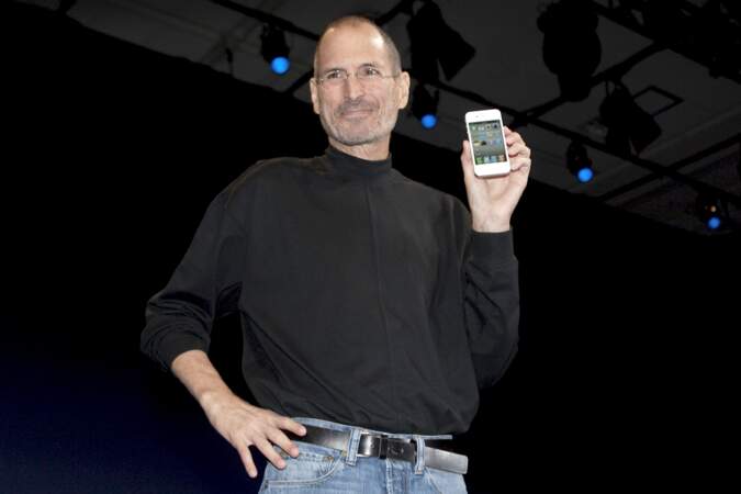 Steve Jobs, le co-fondateur d'Apple, possédait une large collection de cols roulés signés Issey Miyake, qu'il associait à un simple denim. Une tenue régulièrement portée lors de ses fameuses keynotes, et qui deviendra son look signature (ici lors de la présentation de l'Iphone 4 à San Francisco, en 2010).