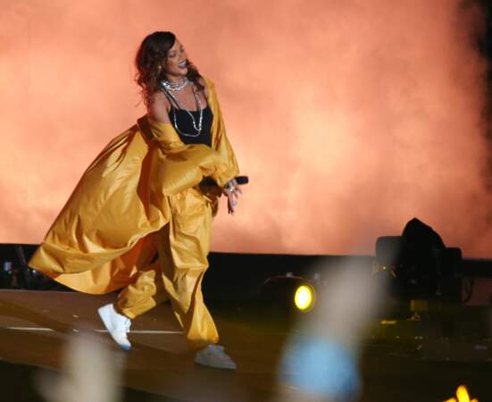 Rihanna, en ensemble vintage parachute Issey Miyake, sur la scène du festival Rock In Rio, le 26 septembre 2015.