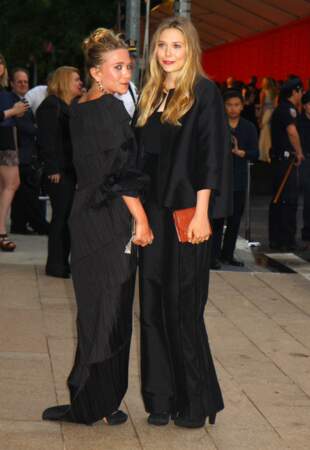 Mary-Kate Olsen, dans une impressionnante robe noire plissée à effet spirale signée Issey Miyake, accompagnée de sa soeur Elizabeth, lors des CFDA Fashion Awards" à New York, le 2 juin 2013.
