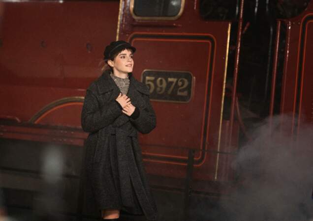 Emma Watson, très élégante en manteau en laine Issey Miyake, lors de l'émission spéciale "Harry Potter : retour à Poudlard", en janvier 2022.