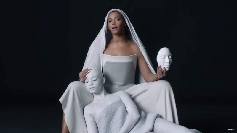 Beyoncé, icône de mode, sublime en étole Madame-T par Issey Miyake, portée avec une robe corset Gareth Pugh, dans la vidéo de son single "Mine" en featuring avec le rappeur Drake, en 2013.