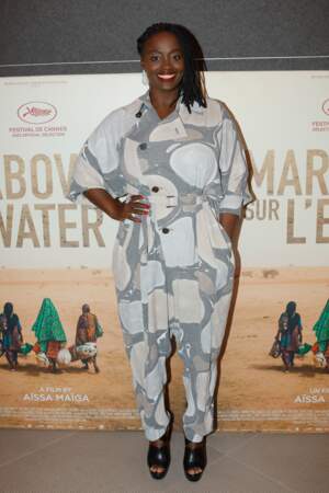 Aïssa Maïga, stylée en combinaison Issey Miyake, associée à des bijoux Boucheron et des mules Louboutin, lors de l'avant-première du film "Marcher sur l'eau" à Paris, le 8 novembre 2021.