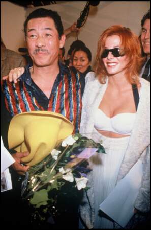 Issey Miyake, aux côtés de la star française Mylène Farmer, en backstage du défilé du couturier japonais à Paris en 1994.