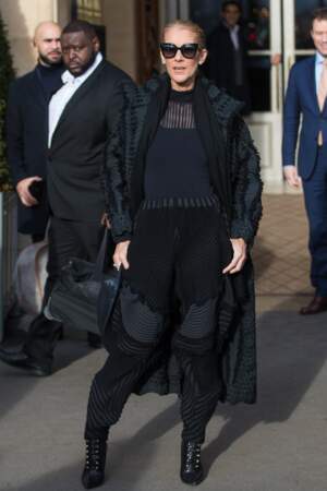 Céline Dion, en manteau long, col roulé en mesh et pantalon large Issey Miyaké, devant l'hôtel de Crillon à Paris en marge de la Fashion Week, le 1er février 2019.
