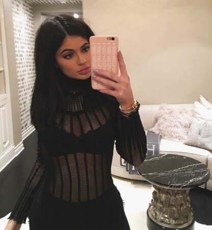 Kylie Jenner en top noir transparent en mesh Issey Miyake, prend la pose pour un selfie sur Instagram, le 21 janvier 2016