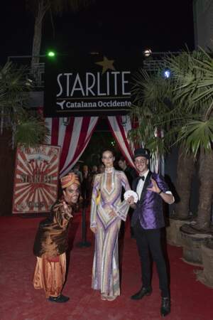 Avant de faire son entrée dans le chapiteau où avait lieu le Gala Starlite, Victoria Federica Marichalar a posé avec des comédiens chargés de l'animation 