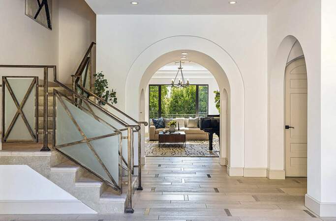 Photo de l'entrée de la maison de Rihanna. Villa vendue pour 6,6 millions de dollars.