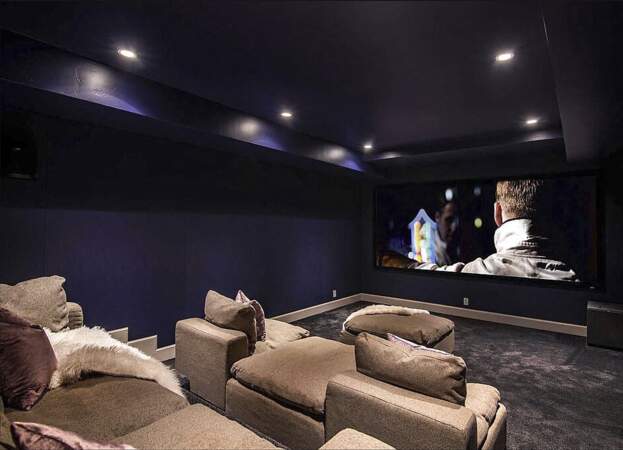 Photo de la salle de cinéma présente dans la maison de Rihanna. Une bâtisse vendue pour 6,6 millions de dollars.
