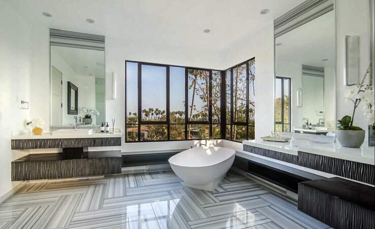 Photo d'une des huit salles de bain de la maison de Rihanna. Une bâtisse vendue pour 6,6 millions de dollars.
