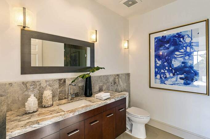 Photo d'une des salles de bain de la maison de Rihanna. Une bâtisse vendue pour 6,6 millions de dollars.