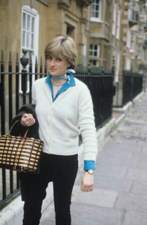 1980 - "The Nanny Look. Lady Diana est très jeune. C’est la Sloane Ranger typique des années 1980, cette fille chic britannique qui essaye de rentrer dans le moule, qui suit à la lettre ce à quoi une future princesse doit ressembler." explique Eloise Moran